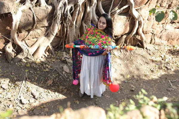 NEW DELHI, INDIA - 22 Şubat 2025: (EDITOR 'un Notu) Bollywood oyuncusu Apoorva Arora, 22 Şubat 2025 tarihinde Hindistan' ın Yeni Delhi kentinde Holi özel çekimi sırasında HT City ile birlikte poz verdi..