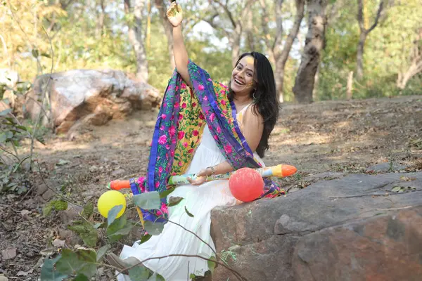 NEW DELHI, INDIA - 22 Şubat 2025: (EDITOR 'un Notu) Bollywood oyuncusu Apoorva Arora, 22 Şubat 2025 tarihinde Hindistan' ın Yeni Delhi kentinde Holi özel çekimi sırasında HT City ile birlikte poz verdi..