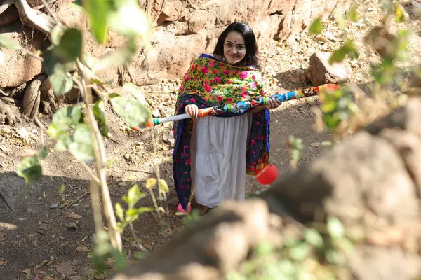 NEW DELHI, INDIA - 22 Şubat 2025: (EDITOR 'un Notu) Bollywood oyuncusu Apoorva Arora, 22 Şubat 2025 tarihinde Hindistan' ın Yeni Delhi kentinde Holi özel çekimi sırasında HT City ile birlikte poz verdi..