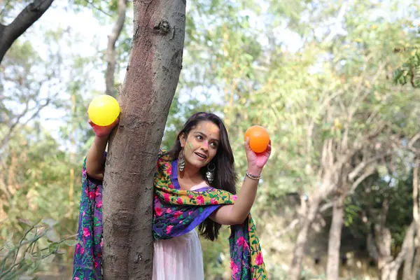 NEW DELHI, INDIA - 22 Şubat 2025: (EDITOR 'un Notu) Bollywood oyuncusu Apoorva Arora, 22 Şubat 2025 tarihinde Hindistan' ın Yeni Delhi kentinde Holi özel çekimi sırasında HT City ile birlikte poz verdi..