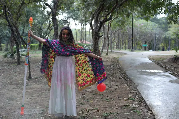 NEW DELHI, INDIA - 22 Şubat 2025: (EDITOR 'un Notu) Bollywood oyuncusu Apoorva Arora, 22 Şubat 2025 tarihinde Hindistan' ın Yeni Delhi kentinde Holi özel çekimi sırasında HT City ile birlikte poz verdi..