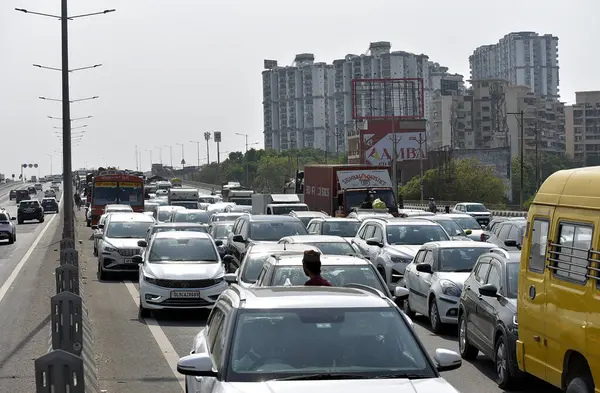 GHAZIABAD, INDIA - 26 Mart 2025: Ghaziabad, Hindistan 'da 26 Mart 2025 tarihinde Ghaziabad, Delhi Meerut Otoyolu yakınlarında yanan bir araba nedeniyle otoyolda yoğun trafik sıkışıklığı yaşandı. İtfaiye ekibi olay yerine vardı ve yangını söndürdü..