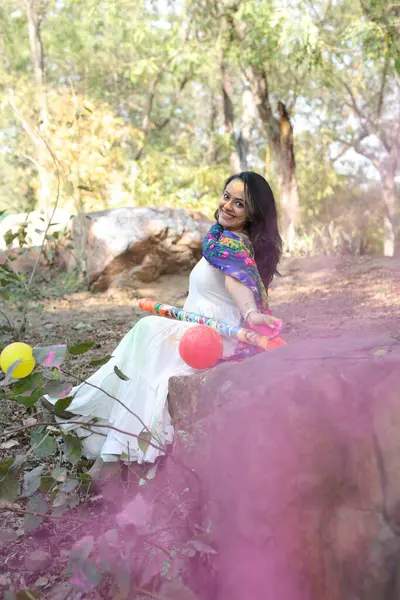 NEW DELHI, INDIA - 22 Şubat 2025: (EDITOR 'un Notu) Bollywood oyuncusu Apoorva Arora, 22 Şubat 2025 tarihinde Hindistan' ın Yeni Delhi kentinde Holi özel çekimi sırasında HT City ile birlikte poz verdi..