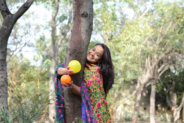 NEW DELHI, INDIA - 22 Şubat 2025: (EDITOR 'un Notu) Bollywood oyuncusu Apoorva Arora, 22 Şubat 2025 tarihinde Hindistan' ın Yeni Delhi kentinde Holi özel çekimi sırasında HT City ile birlikte poz verdi..