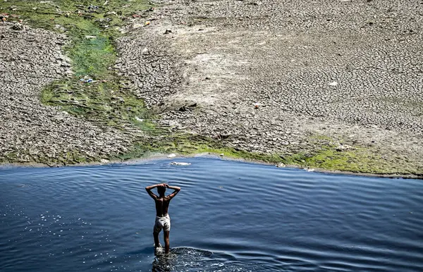 NEW DELHI, INDIA - 26 Mart 2025: nehir yatağı görülebilir ve Yamuna 'nın 26 Mart 2025' te Yeni Delhi, Hindistan 'da kuruduğunu gören ITO barajı boyunca akan sadece küçük bir dere. Yeni BJP hükümet gündeminin merkezinde Yamuna 'nın temizlenmesi yer alıyor.