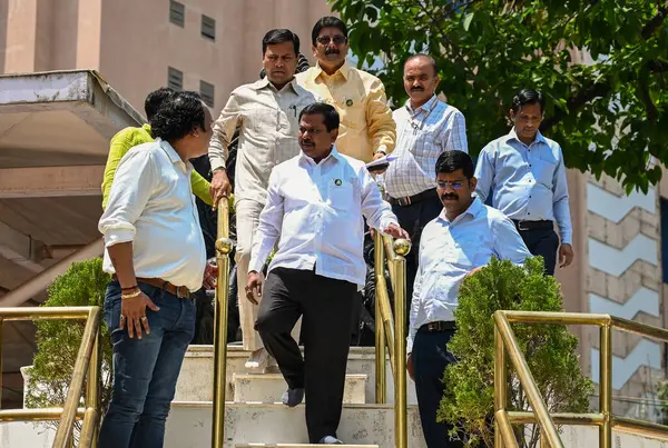 MUMBAI, INDIA - Mart 26: 3 dönem Pimpri MLA ve Ulusal Kongre Partisi (AP) lideri Anna Bansode (C) 26 Mart 2025 tarihinde Maharashtra Yasama Meclisi 'nde yapılan Meclis oturumunun son gününde Eyalet Meclisi başkan yardımcısı olarak atandı.