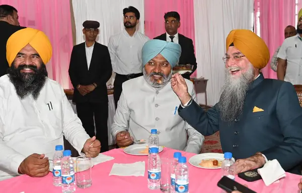 CHANDIGARH, INDIA - 26 Mart 2025 tarihinde Punjab Vidhan Sabha Sabha Sabha, Chandigarh, Hindistan 'da yapılan Punjab Bütçe toplantısı sonrasında Maliye Bakanı Punjab Harpal Singh Cheema ile tatlılar paylaşıyor.