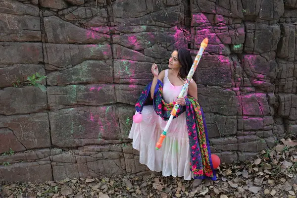 NEW DELHI, INDIA - 22 Şubat 2025: (EDITOR 'un Notu) Bollywood oyuncusu Apoorva Arora, 22 Şubat 2025 tarihinde Hindistan' ın Yeni Delhi kentinde Holi özel çekimi sırasında HT City ile birlikte poz verdi..