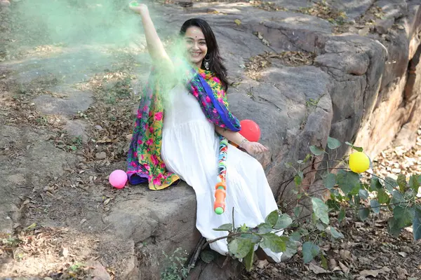 NEW DELHI, INDIA - 22 Şubat 2025: (EDITOR 'un Notu) Bollywood oyuncusu Apoorva Arora, 22 Şubat 2025 tarihinde Hindistan' ın Yeni Delhi kentinde Holi özel çekimi sırasında HT City ile birlikte poz verdi..