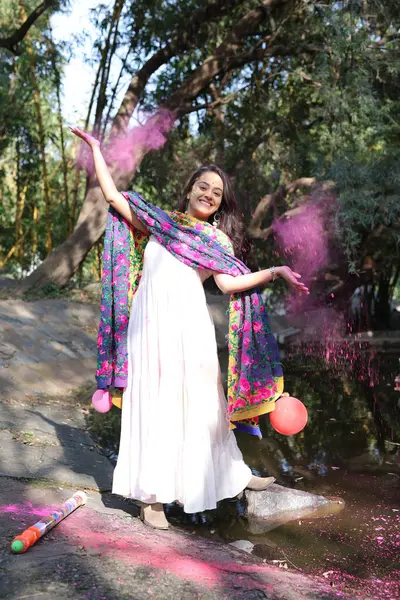 NEW DELHI, INDIA - 22 Şubat 2025: (EDITOR 'un Notu) Bollywood oyuncusu Apoorva Arora, 22 Şubat 2025 tarihinde Hindistan' ın Yeni Delhi kentinde Holi özel çekimi sırasında HT City ile birlikte poz verdi..