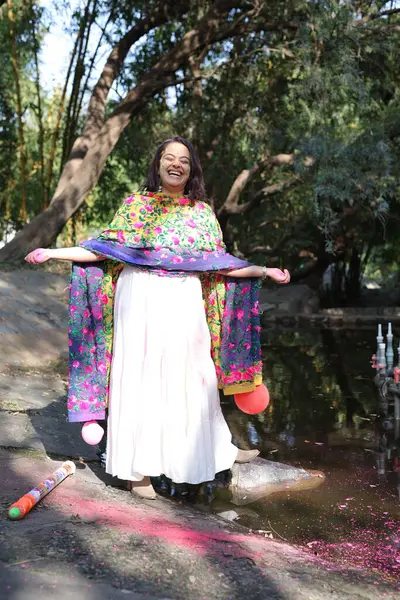 NEW DELHI, INDIA - 22 Şubat 2025: (EDITOR 'un Notu) Bollywood oyuncusu Apoorva Arora, 22 Şubat 2025 tarihinde Hindistan' ın Yeni Delhi kentinde Holi özel çekimi sırasında HT City ile birlikte poz verdi..