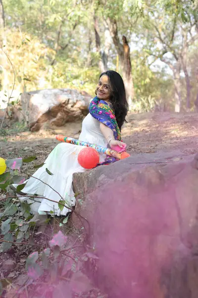 NEW DELHI, INDIA - 22 Şubat 2025: (EDITOR 'un Notu) Bollywood oyuncusu Apoorva Arora, 22 Şubat 2025 tarihinde Hindistan' ın Yeni Delhi kentinde Holi özel çekimi sırasında HT City ile birlikte poz verdi..