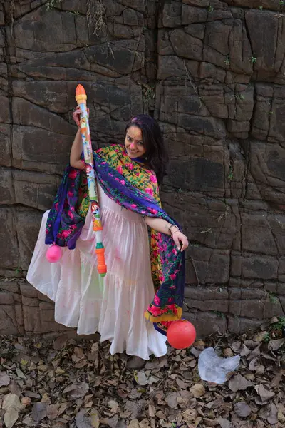 NEW DELHI, INDIA - 22 Şubat 2025: (EDITOR 'un Notu) Bollywood oyuncusu Apoorva Arora, 22 Şubat 2025 tarihinde Hindistan' ın Yeni Delhi kentinde Holi özel çekimi sırasında HT City ile birlikte poz verdi..