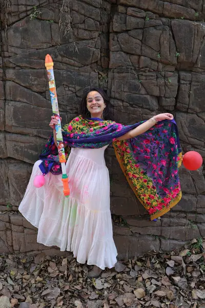 NEW DELHI, INDIA - 22 Şubat 2025: (EDITOR 'un Notu) Bollywood oyuncusu Apoorva Arora, 22 Şubat 2025 tarihinde Hindistan' ın Yeni Delhi kentinde Holi özel çekimi sırasında HT City ile birlikte poz verdi..