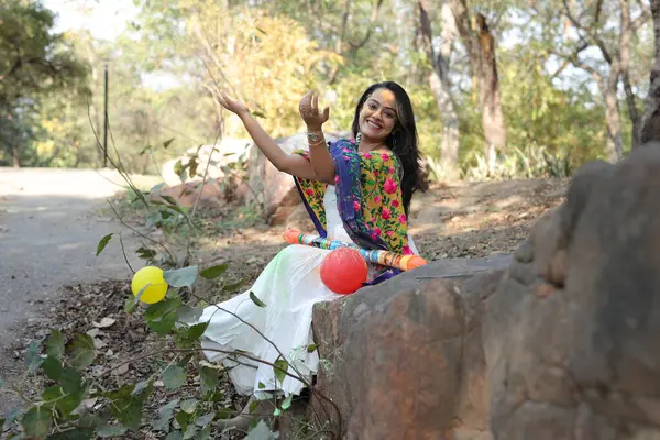 NEW DELHI, INDIA - 22 Şubat 2025: (EDITOR 'un Notu) Bollywood oyuncusu Apoorva Arora, 22 Şubat 2025 tarihinde Hindistan' ın Yeni Delhi kentinde Holi özel çekimi sırasında HT City ile birlikte poz verdi..