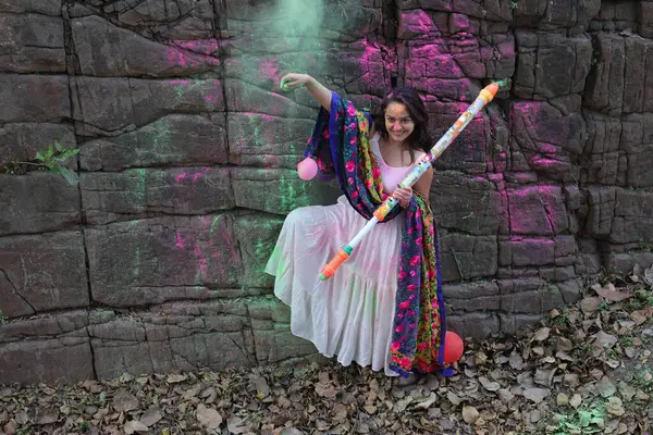 NEW DELHI, INDIA - 22 Şubat 2025: (EDITOR 'un Notu) Bollywood oyuncusu Apoorva Arora, 22 Şubat 2025 tarihinde Hindistan' ın Yeni Delhi kentinde Holi özel çekimi sırasında HT City ile birlikte poz verdi..