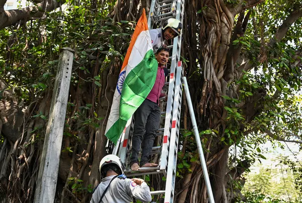 MUMBAI, INDIA - 26 Mart 2025: Beed ilçesinden bir çiftçi olan Ishwar Shinde, Mumbai Nariman Point 'te Vidhan Bhavan' ın önündeki ağaca tırmanarak dramatik bir protesto gerçekleştirdi..