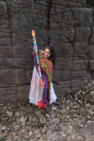 NEW DELHI, INDIA - 22 Şubat 2025: (EDITOR 'un Notu) Bollywood oyuncusu Apoorva Arora, 22 Şubat 2025 tarihinde Hindistan' ın Yeni Delhi kentinde Holi özel çekimi sırasında HT City ile birlikte poz verdi..