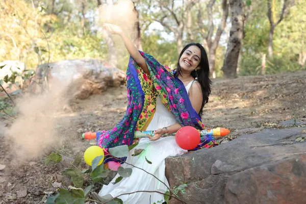 NEW DELHI, INDIA - 22 Şubat 2025: (EDITOR 'un Notu) Bollywood oyuncusu Apoorva Arora, 22 Şubat 2025 tarihinde Hindistan' ın Yeni Delhi kentinde Holi özel çekimi sırasında HT City ile birlikte poz verdi..