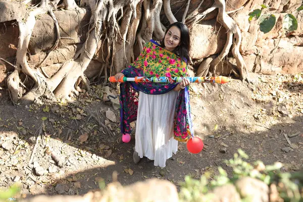 NEW DELHI, INDIA - 22 Şubat 2025: (EDITOR 'un Notu) Bollywood oyuncusu Apoorva Arora, 22 Şubat 2025 tarihinde Hindistan' ın Yeni Delhi kentinde Holi özel çekimi sırasında HT City ile birlikte poz verdi..