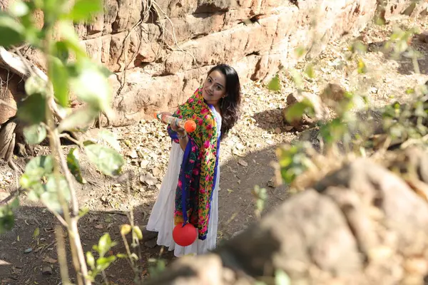 NEW DELHI, INDIA - 22 Şubat 2025: (EDITOR 'un Notu) Bollywood oyuncusu Apoorva Arora, 22 Şubat 2025 tarihinde Hindistan' ın Yeni Delhi kentinde Holi özel çekimi sırasında HT City ile birlikte poz verdi..