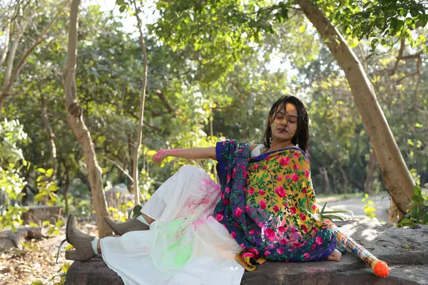 NEW DELHI, INDIA - 22 Şubat 2025: (EDITOR 'un Notu) Bollywood oyuncusu Apoorva Arora, 22 Şubat 2025 tarihinde Hindistan' ın Yeni Delhi kentinde Holi özel çekimi sırasında HT City ile birlikte poz verdi..