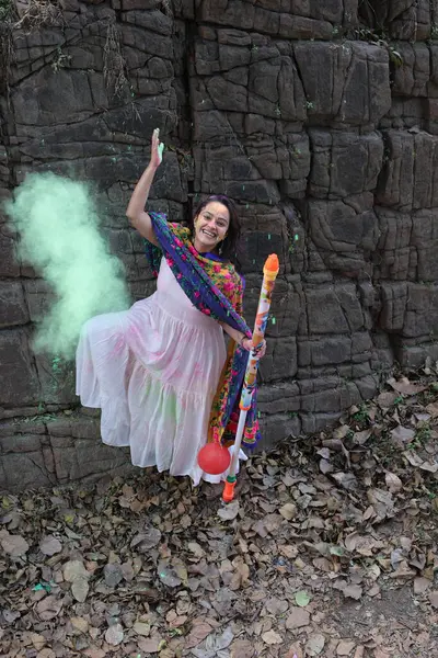 NEW DELHI, INDIA - 22 Şubat 2025: (EDITOR 'un Notu) Bollywood oyuncusu Apoorva Arora, 22 Şubat 2025 tarihinde Hindistan' ın Yeni Delhi kentinde Holi özel çekimi sırasında HT City ile birlikte poz verdi..