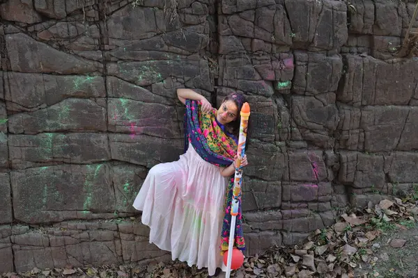 NEW DELHI, INDIA - 22 Şubat 2025: (EDITOR 'un Notu) Bollywood oyuncusu Apoorva Arora, 22 Şubat 2025 tarihinde Hindistan' ın Yeni Delhi kentinde Holi özel çekimi sırasında HT City ile birlikte poz verdi..