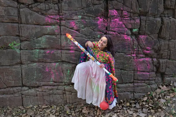 NEW DELHI, INDIA - 22 Şubat 2025: (EDITOR 'un Notu) Bollywood oyuncusu Apoorva Arora, 22 Şubat 2025 tarihinde Hindistan' ın Yeni Delhi kentinde Holi özel çekimi sırasında HT City ile birlikte poz verdi..