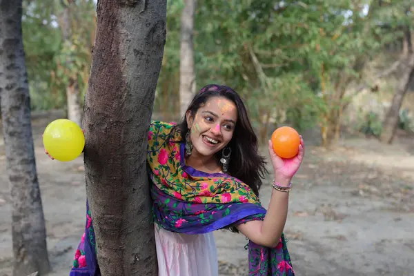 NEW DELHI, INDIA - 22 Şubat 2025: (EDITOR 'un Notu) Bollywood oyuncusu Apoorva Arora, 22 Şubat 2025 tarihinde Hindistan' ın Yeni Delhi kentinde Holi özel çekimi sırasında HT City ile birlikte poz verdi..