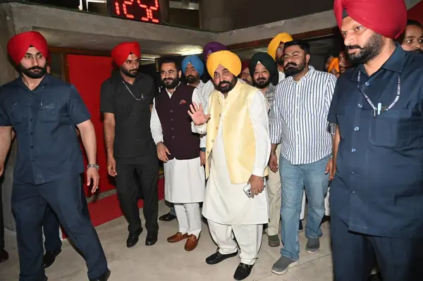 CHANDIGARH, INDIA - 26 Mart 2025 'te Hindistan' ın Chandigarh kentinde Punjab Vidhan Sabha 'daki diğer askeri yönetim kurulu başkanlarıyla birlikte Başbakan Punjab Bhagwant mann. 