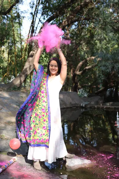 NEW DELHI, INDIA - 22 Şubat 2025: (EDITOR 'un Notu) Bollywood oyuncusu Apoorva Arora, 22 Şubat 2025 tarihinde Hindistan' ın Yeni Delhi kentinde Holi özel çekimi sırasında HT City ile birlikte poz verdi..