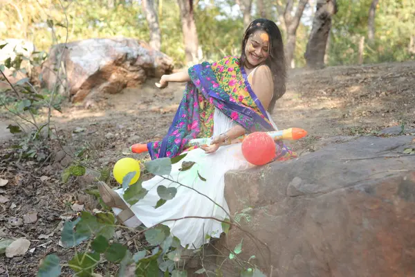 NEW DELHI, INDIA - 22 Şubat 2025: (EDITOR 'un Notu) Bollywood oyuncusu Apoorva Arora, 22 Şubat 2025 tarihinde Hindistan' ın Yeni Delhi kentinde Holi özel çekimi sırasında HT City ile birlikte poz verdi..