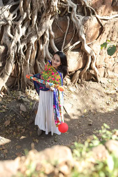 NEW DELHI, INDIA - 22 Şubat 2025: (EDITOR 'un Notu) Bollywood oyuncusu Apoorva Arora, 22 Şubat 2025 tarihinde Hindistan' ın Yeni Delhi kentinde Holi özel çekimi sırasında HT City ile birlikte poz verdi..