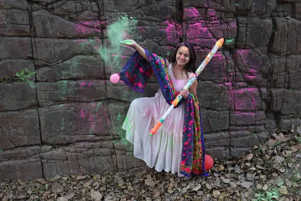 NEW DELHI, INDIA - 22 Şubat 2025: (EDITOR 'un Notu) Bollywood oyuncusu Apoorva Arora, 22 Şubat 2025 tarihinde Hindistan' ın Yeni Delhi kentinde Holi özel çekimi sırasında HT City ile birlikte poz verdi..