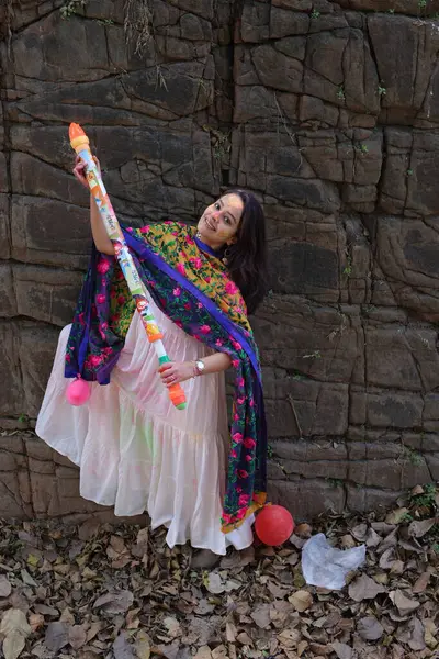 NEW DELHI, INDIA - 22 Şubat 2025: (EDITOR 'un Notu) Bollywood oyuncusu Apoorva Arora, 22 Şubat 2025 tarihinde Hindistan' ın Yeni Delhi kentinde Holi özel çekimi sırasında HT City ile birlikte poz verdi..