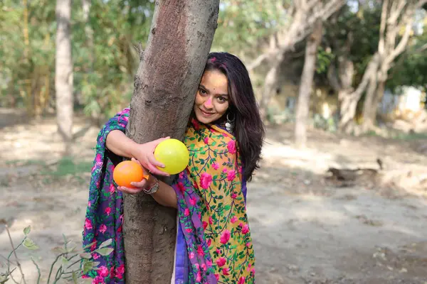 NEW DELHI, INDIA - 22 Şubat 2025: (EDITOR 'un Notu) Bollywood oyuncusu Apoorva Arora, 22 Şubat 2025 tarihinde Hindistan' ın Yeni Delhi kentinde Holi özel çekimi sırasında HT City ile birlikte poz verdi..