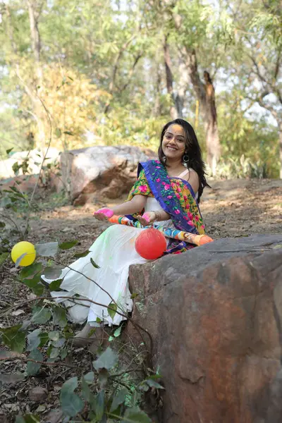 NEW DELHI, INDIA - 22 Şubat 2025: (EDITOR 'un Notu) Bollywood oyuncusu Apoorva Arora, 22 Şubat 2025 tarihinde Hindistan' ın Yeni Delhi kentinde Holi özel çekimi sırasında HT City ile birlikte poz verdi..