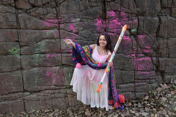 NEW DELHI, INDIA - 22 Şubat 2025: (EDITOR 'un Notu) Bollywood oyuncusu Apoorva Arora, 22 Şubat 2025 tarihinde Hindistan' ın Yeni Delhi kentinde Holi özel çekimi sırasında HT City ile birlikte poz verdi..