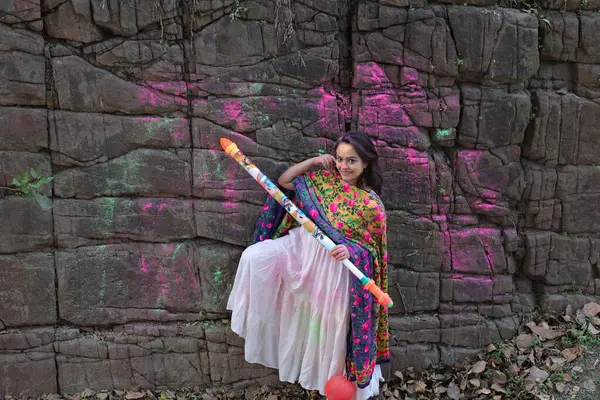 NEW DELHI, INDIA - 22 Şubat 2025: (EDITOR 'un Notu) Bollywood oyuncusu Apoorva Arora, 22 Şubat 2025 tarihinde Hindistan' ın Yeni Delhi kentinde Holi özel çekimi sırasında HT City ile birlikte poz verdi..