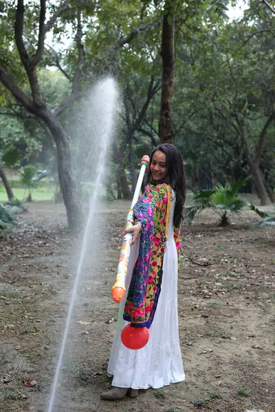 NEW DELHI, INDIA - 22 Şubat 2025: (EDITOR 'un Notu) Bollywood oyuncusu Apoorva Arora, 22 Şubat 2025 tarihinde Hindistan' ın Yeni Delhi kentinde Holi özel çekimi sırasında HT City ile birlikte poz verdi..