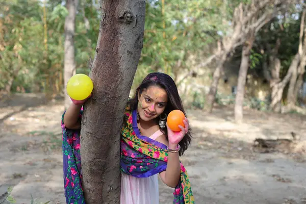 NEW DELHI, INDIA - 22 Şubat 2025: (EDITOR 'un Notu) Bollywood oyuncusu Apoorva Arora, 22 Şubat 2025 tarihinde Hindistan' ın Yeni Delhi kentinde Holi özel çekimi sırasında HT City ile birlikte poz verdi..