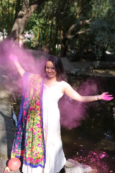 NEW DELHI, INDIA - 22 Şubat 2025: (EDITOR 'un Notu) Bollywood oyuncusu Apoorva Arora, 22 Şubat 2025 tarihinde Hindistan' ın Yeni Delhi kentinde Holi özel çekimi sırasında HT City ile birlikte poz verdi..