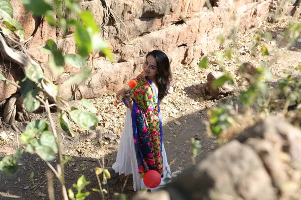 NEW DELHI, INDIA - 22 Şubat 2025: (EDITOR 'un Notu) Bollywood oyuncusu Apoorva Arora, 22 Şubat 2025 tarihinde Hindistan' ın Yeni Delhi kentinde Holi özel çekimi sırasında HT City ile birlikte poz verdi..