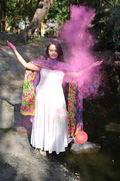 NEW DELHI, INDIA - 22 Şubat 2025: (EDITOR 'un Notu) Bollywood oyuncusu Apoorva Arora, 22 Şubat 2025 tarihinde Hindistan' ın Yeni Delhi kentinde Holi özel çekimi sırasında HT City ile birlikte poz verdi..