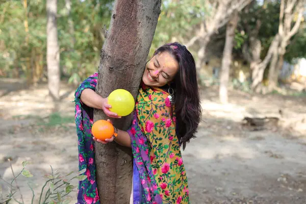 NEW DELHI, INDIA - 22 Şubat 2025: (EDITOR 'un Notu) Bollywood oyuncusu Apoorva Arora, 22 Şubat 2025 tarihinde Hindistan' ın Yeni Delhi kentinde Holi özel çekimi sırasında HT City ile birlikte poz verdi..