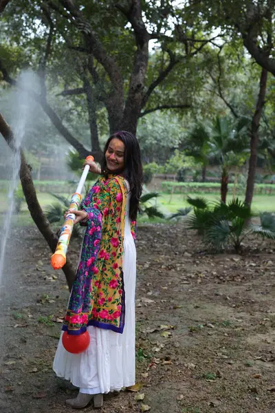 NEW DELHI, INDIA - 22 Şubat 2025: (EDITOR 'un Notu) Bollywood oyuncusu Apoorva Arora, 22 Şubat 2025 tarihinde Hindistan' ın Yeni Delhi kentinde Holi özel çekimi sırasında HT City ile birlikte poz verdi..