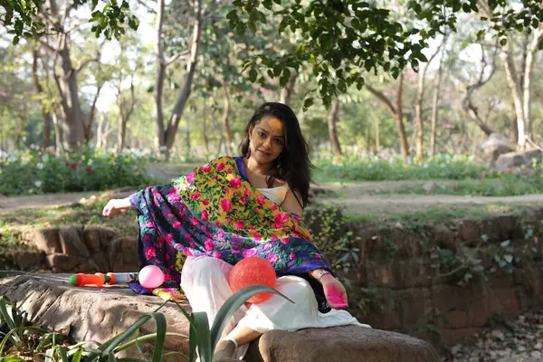 NEW DELHI, INDIA - 22 Şubat 2025: (EDITOR 'un Notu) Bollywood oyuncusu Apoorva Arora, 22 Şubat 2025 tarihinde Hindistan' ın Yeni Delhi kentinde Holi özel çekimi sırasında HT City ile birlikte poz verdi..