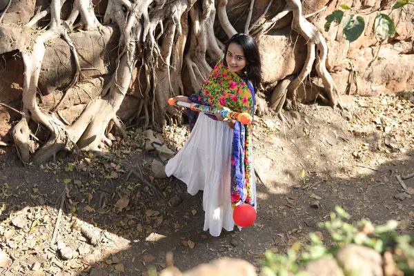 NEW DELHI, INDIA - 22 Şubat 2025: (EDITOR 'un Notu) Bollywood oyuncusu Apoorva Arora, 22 Şubat 2025 tarihinde Hindistan' ın Yeni Delhi kentinde Holi özel çekimi sırasında HT City ile birlikte poz verdi..