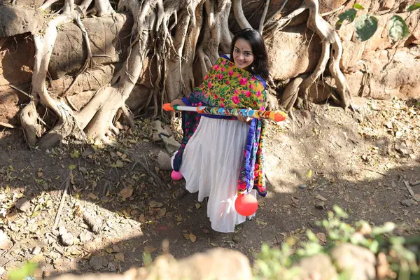 NEW DELHI, INDIA - 22 Şubat 2025: (EDITOR 'un Notu) Bollywood oyuncusu Apoorva Arora, 22 Şubat 2025 tarihinde Hindistan' ın Yeni Delhi kentinde Holi özel çekimi sırasında HT City ile birlikte poz verdi..